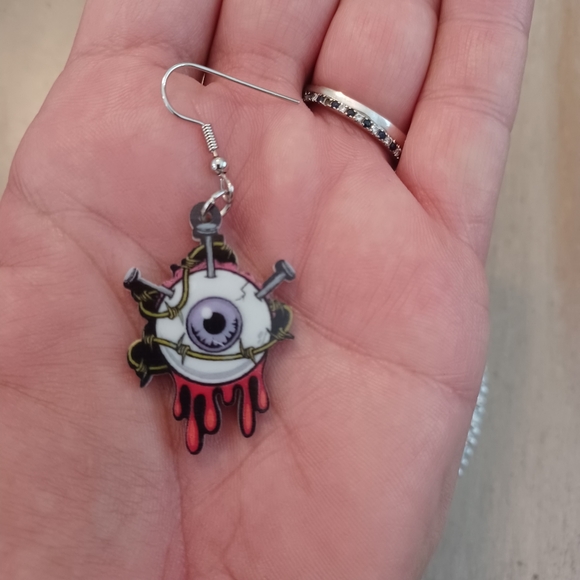 Tortured Eyeball Red Blood Drip Nail Barbedwire Dangle Drop Earrings - Picture 4 of 8